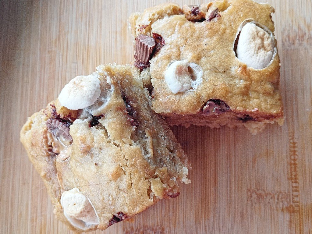 Banana S’mores Peanut Butter Cup Bars